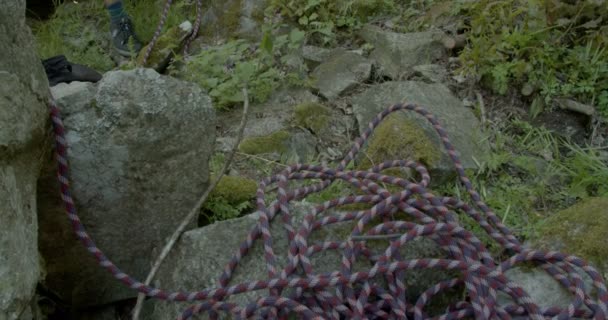 Dois Homens Prepararem Para Escalar Uma Rocha — Vídeo de Stock