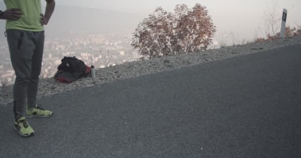 丘の上を走っている老人 — ストック動画