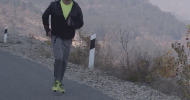 Viejo Deportista Corriendo Por Una Montaña — Vídeos de Stock