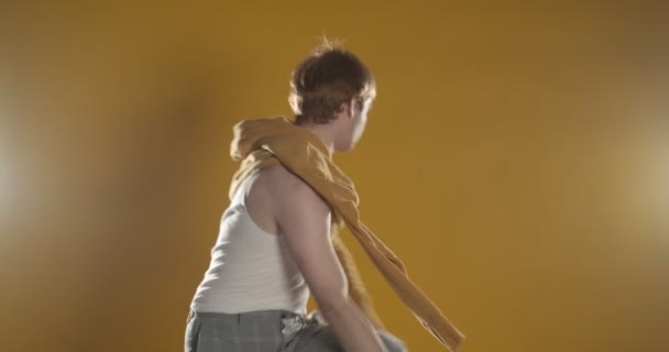男性ダンサー 黄色に隔離された演奏 遅いMo — ストック動画