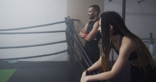 Кік Боксерські Бої Всередині Спортзалу — стокове відео