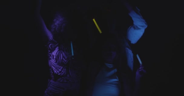 友人のグループは彼らのパーティーで一つとして踊っている — ストック動画