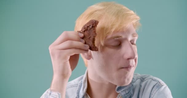 Blond Und Gutaussehend Junge Ist Tanzen Während Spielen Und Essen — Stockvideo