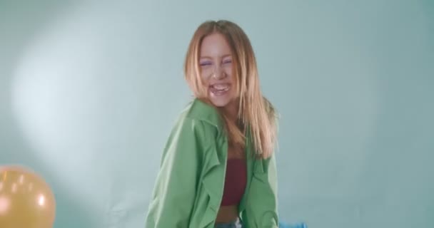 Привлекательная Девушка Смеется Веселится Воздушными Шарами — стоковое видео
