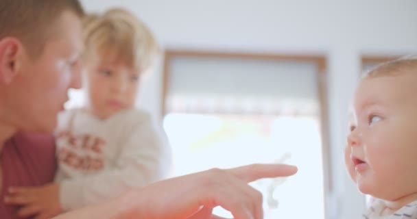 Guapo Padre Está Hablando Jugando Con Sus Dos Hijos — Vídeos de Stock