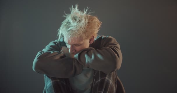 Ung Blond Pojke Andas Hårt Medan Gråter Hårt Depression Koncept — Stockvideo