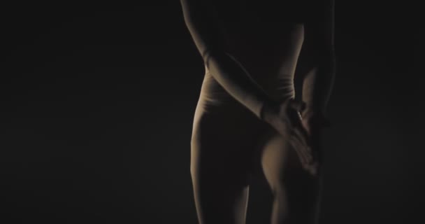 Danseuse Masculine Fait Quelques Mouvements Des Mains Des Jambes Ralenti — Video