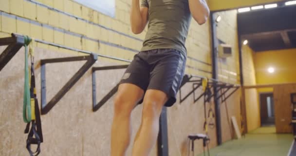 Knap Fit Mannetje Doet Pull Ups Het Touw — Stockvideo