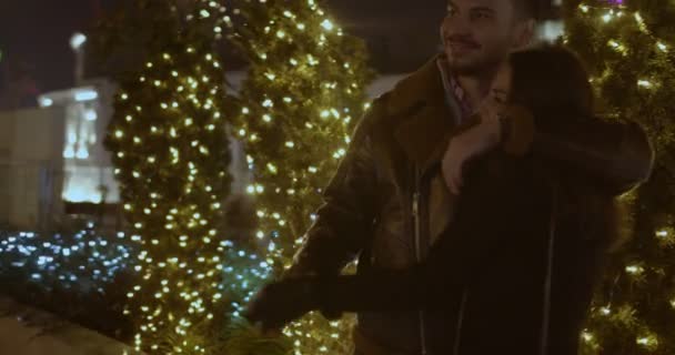 Roztomilý Rozkošný Pár Užívá Chladného Počasí Zároveň Cítí Milován — Stock video