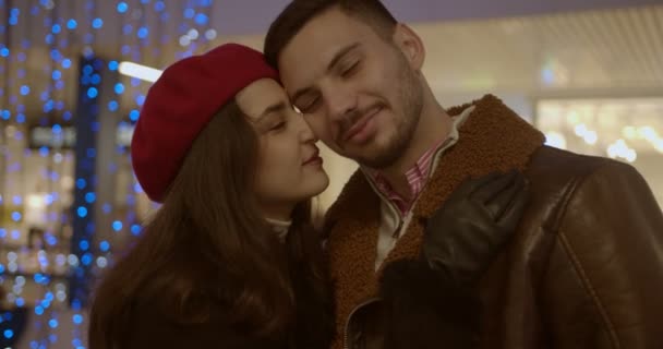 Heureux Beau Couple Parlent Tout Embrassant Dehors Sur Froid — Video