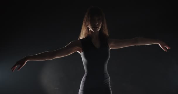 Bailarina Menina Está Dançando Praticando Sua Rotina Balé Estúdio Silhueta — Vídeo de Stock