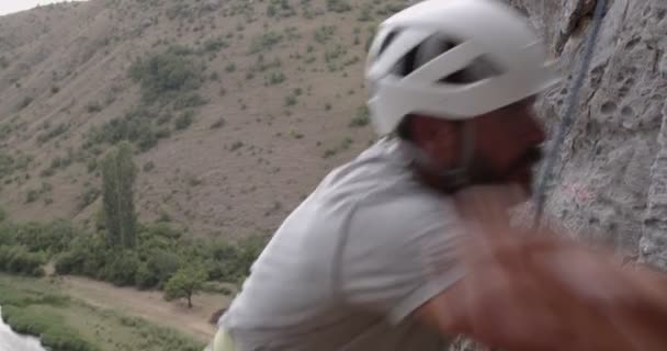 Close Portrait Senior Guy Starting Climb Big Rock Some Helping — Stock Video