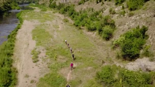 Bisikletçi Grubu Güneşin Tadını Çıkarırken Tek Sıra Halinde Bisiklet Sürüyor — Stok video