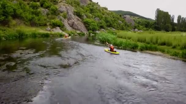 Grupo Amigos Están Haciendo Kayak Solos Mientras Tratan Acercarse Uno — Vídeos de Stock