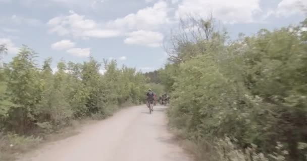 友達のグループは一緒にサイクリングしている間に休憩をしている — ストック動画