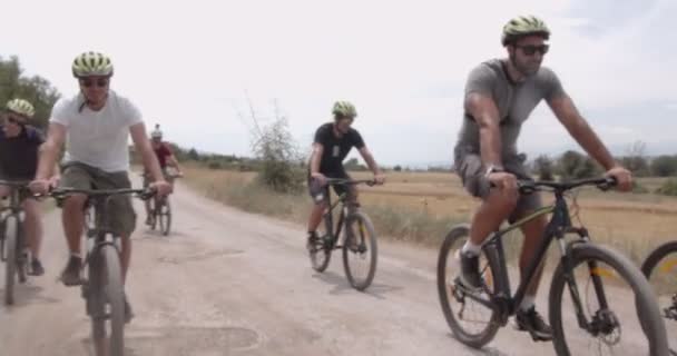 친구들끼리 자전거를 타면서 휴식을 취하고 있습니다 — 비디오