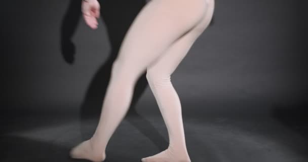 Ballerino Maschile Sta Ballando Con Tutto Suo Corpo Con Ripetizioni — Video Stock