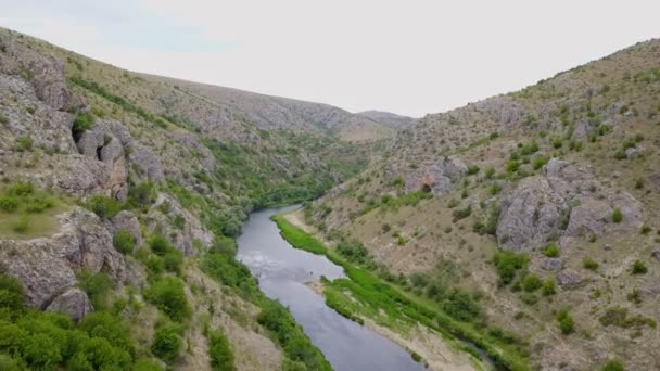 Υψηλή Θέα Από Όμορφο Βουνό Ποτάμι Και Φύση — Αρχείο Βίντεο
