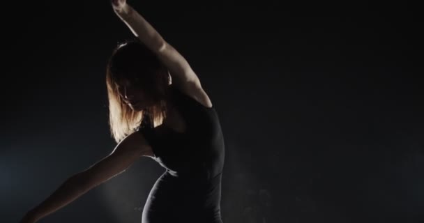 Hermosa Bailarina Chica Está Tratando Hacer Movimiento Equilibrio Ballet Mientras — Vídeos de Stock