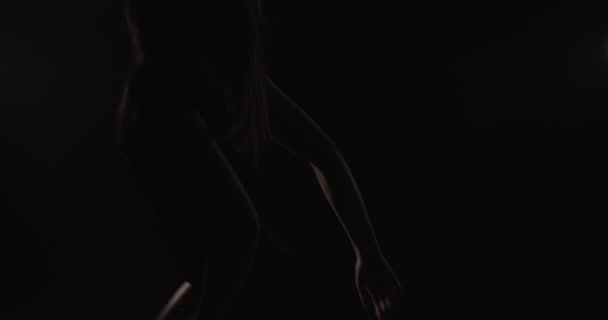 Geheimnisvolles Mädchen Tanzt Wirklich Toll Auf Dunklem Hintergrund Silhouette — Stockvideo