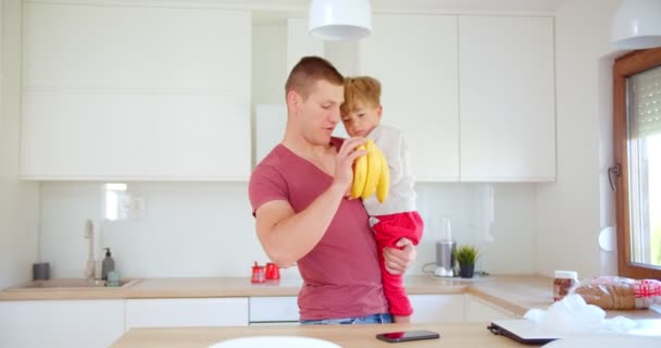 Tată Frumos Fiu Adorabil Vor Mânca Bananele Dimineaţa — Videoclip de stoc