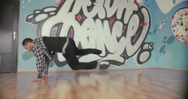 才能ある若い男ブレークダンスでスタジオ — ストック動画