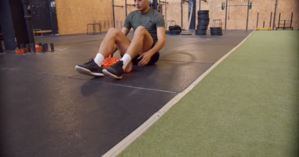 Bonito Apto Cara Fazendo Exercícios Crossfit Ginásio — Vídeo de Stock