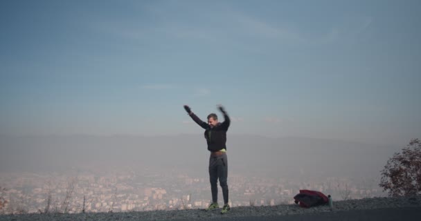 Дорослий Пішохід Займається Спортом Високо Горах — стокове відео