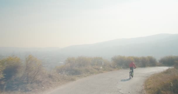 Homme Faisant Vélo Dans Les Collines Montagne Pendant Journée — Video