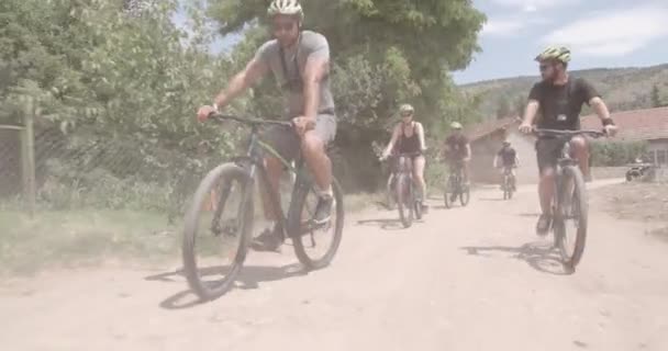 친구들 자전거를 도로를 다니며 먼지투성이 있습니다 — 비디오