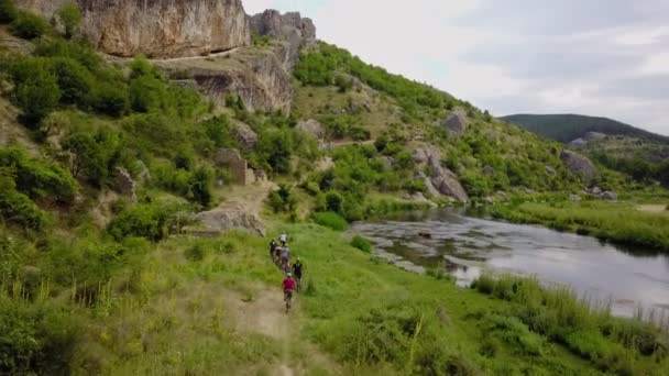 Grupo Ciclistas Estão Pedalando Uma Única Linha Enquanto Procuram Lugar — Vídeo de Stock Grátis