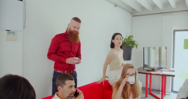 Grupp Multiracial Affärsmän Har Fikapaus Soffan — Stockvideo