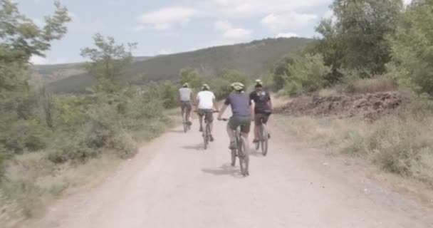 Eine Gruppe Von Freunden Radelt Draußen Der Sonne Und Genießt — Stockvideo