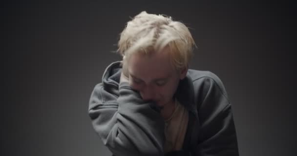 Junger Blonder Junge Atmet Schwer Während Schwer Weint Konzept Depression — Stockvideo