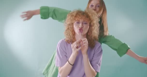 Twee Lieve Meisje Vrienden Zijn Samen Dansen Terwijl Het Maken — Stockvideo