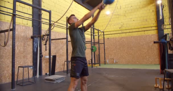 Fešák Fit Chlap Dělat Crossfit Cvičení Tělocvičně — Stock video