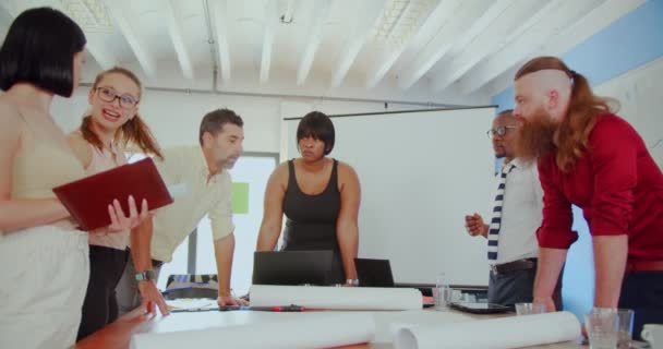 Groep Van Multiraciale Zakenmensen Hebben Een Gesprek Terwijl Het Maken — Stockvideo