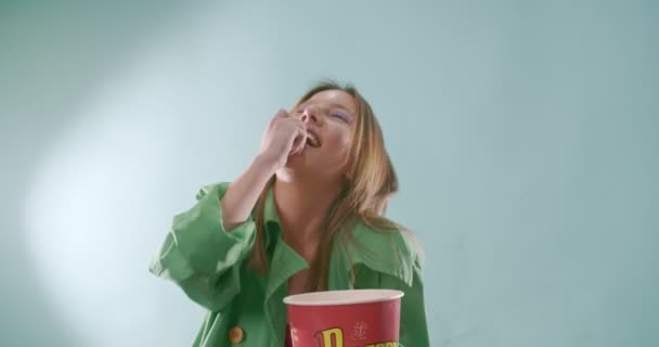 Приваблива Дівчина Розважається Їсть Попкорн — стокове відео