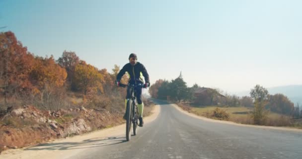 Uomo Bicicletta Sulle Colline Montagna Durante Giorno — Video Stock