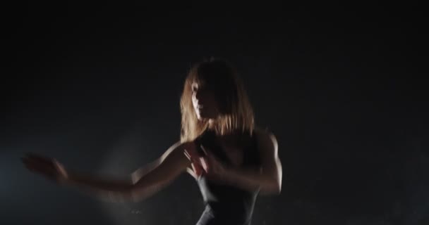 Balerina Zginająca Się Podczas Ćwiczeń Baletowych Studiu Sylwetka — Wideo stockowe