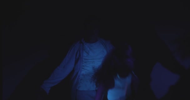 Kız Çifte Katılır Ondan Sonra Kız Onu Dans Pistinde Yalnız — Stok video