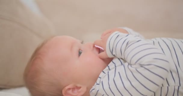 Κοντινό Πλάνο Του Χαριτωμένο Και Αξιολάτρευτο Μωρό Ενώ Αλλάζει Πάνα — Αρχείο Βίντεο