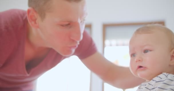 Bonito Pai Está Beijando Sua Menina Enquanto Tenta Fazê Rir — Vídeo de Stock
