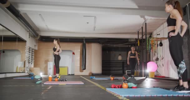 Amigos Practicando Juntos Gimnasio Cámara Lenta — Vídeos de Stock