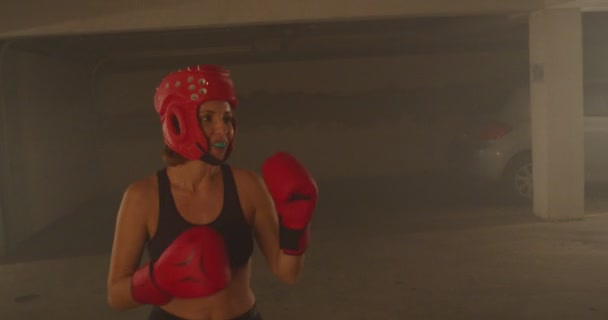 ガレージでボクシングをしてる二人の女の子 — ストック動画