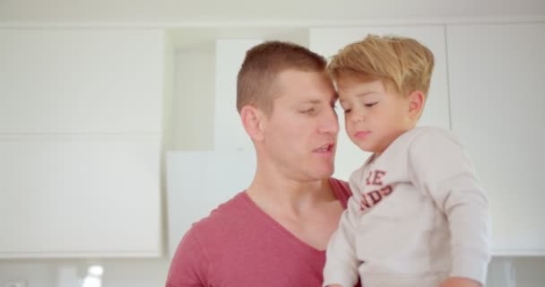 Padre Guapo Está Diciendo Adorable Hijo Sobre Comer Los Plátanos — Vídeo de stock