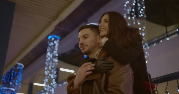 Feliz Hermosa Pareja Abrazándose Pasando Buen Rato Juntos Navidad — Vídeos de Stock