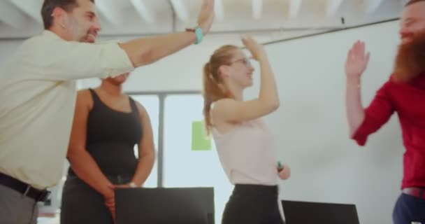 Groep Multiraciale Zakenmensen Glimlachen Omdat Eindelijk Deal Hebben Gesloten — Stockvideo