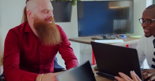 Grupo Empresários Multirraciais Estão Sorrindo Conversando Uns Com Outros Reunião — Vídeo de Stock