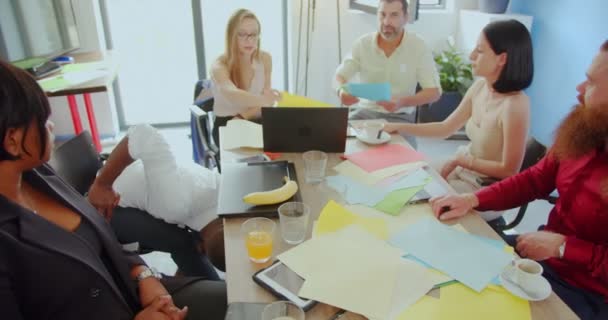 多人種間のビジネスの人々は オフィスで彼らの上司との深刻な会議を持っている — ストック動画